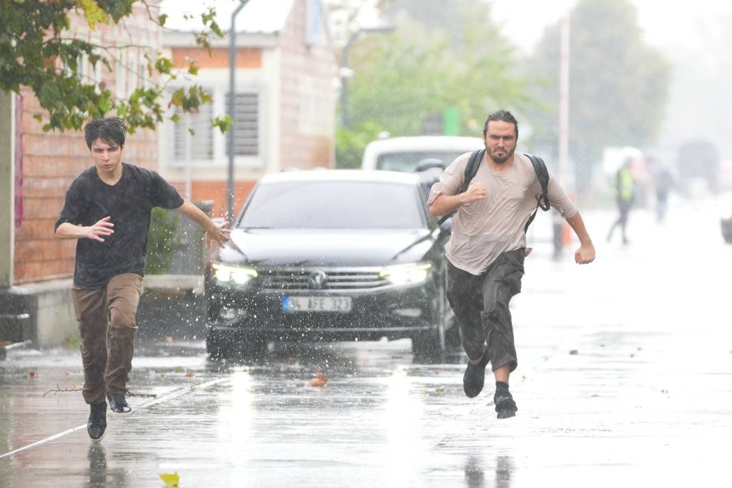 İstanbul’a sadece 5 dakika yetti! Meteoroloji uyarı üstüne uyarı yapmıştı 17